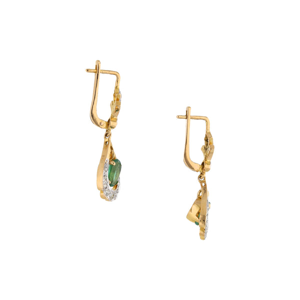 Aretes estilizados con diamantes y esmeraldas en oro amarillo 18 kilates.