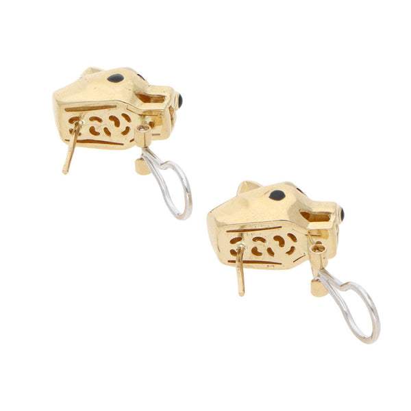 Aretes diseño especial motivo felino con esmalte y sintéticos en oro amarillo 14 kilates.