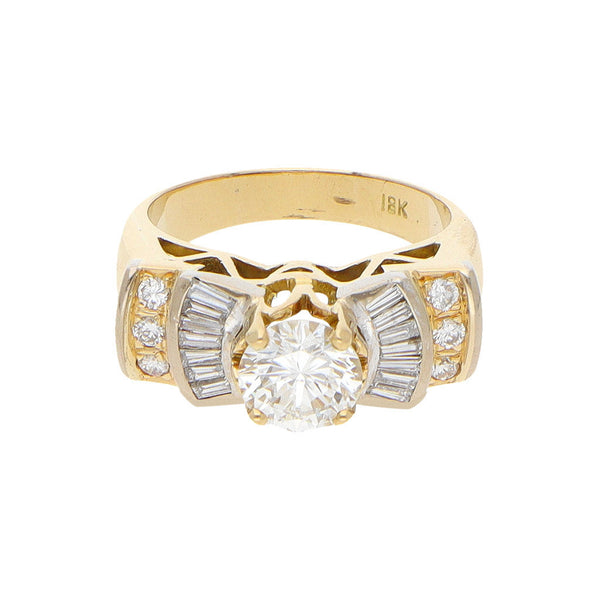 Anillo estilizado con diamantes en oro amarillo 18 kilates.