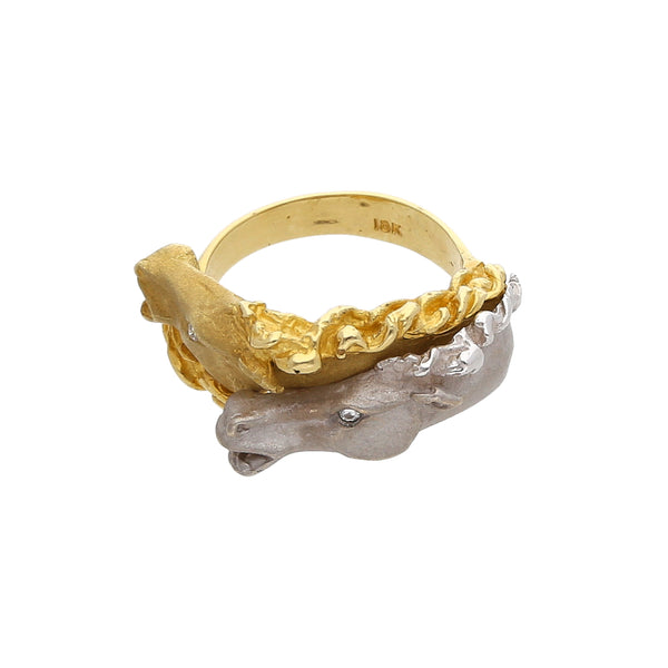 Anillo diseño especial motivo caballos con diamante en oro dos tonos 18 kilates.