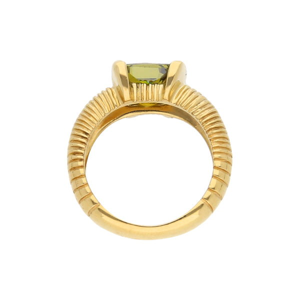 Anillo acanalado con olivino en oro amarillo 18 kilates.