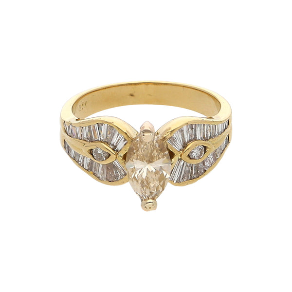 Anillo estilizado con diamantes en oro amarillo 18 kilates.