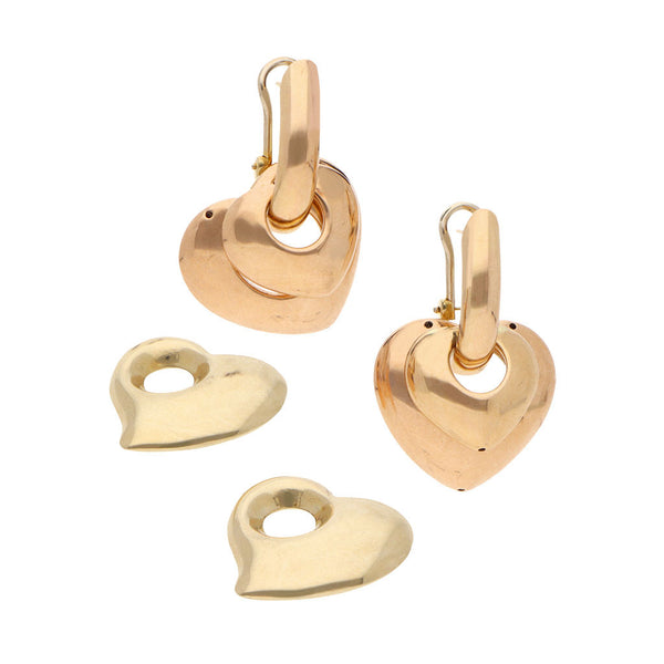 Aretes diseño especial en oro dos tonos y dos dijes huecos motivo corazones en oro amarillo 14 kilates.