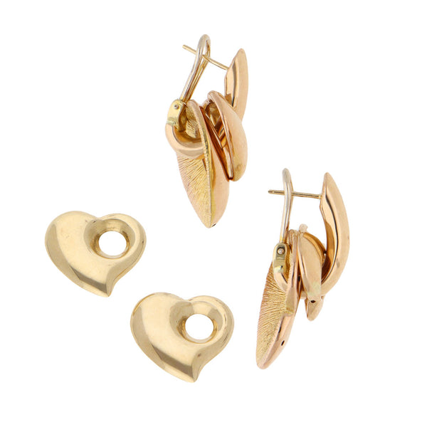 Aretes diseño especial en oro dos tonos y dos dijes huecos motivo corazones en oro amarillo 14 kilates.