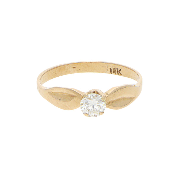 Anillo solitario con diamante en oro amarillo 14 kilates.