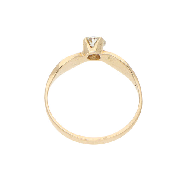 Anillo solitario con diamante en oro amarillo 14 kilates.