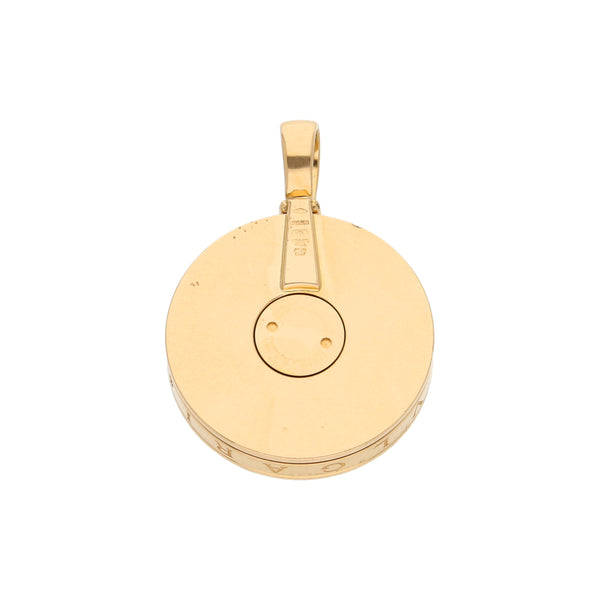 Dije giratorio con madre perla firma Bvlgari en oro amarillo 18 kilates.