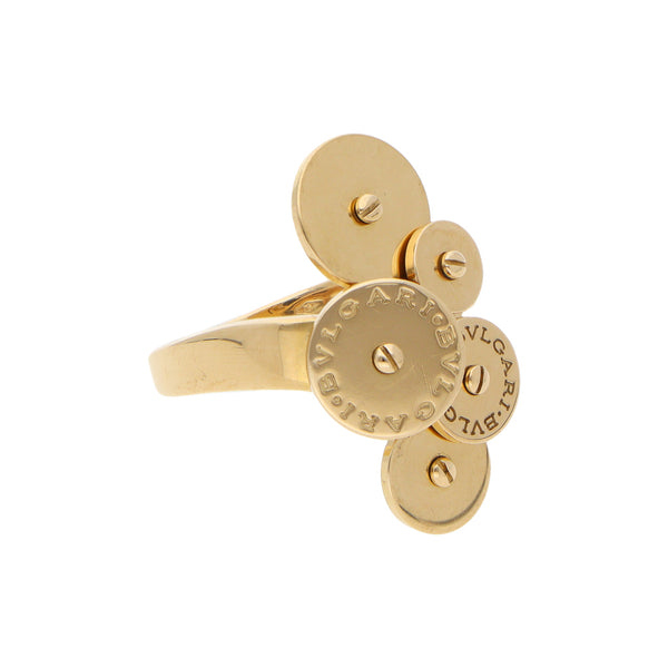 Anillo diseño especial con aplicaciones movibles firma Bvlgari en oro amarillo 18 kilates.