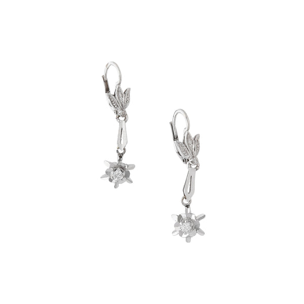 Aretes articulados motivo floral con diamantes en oro blanco 18 kilates.