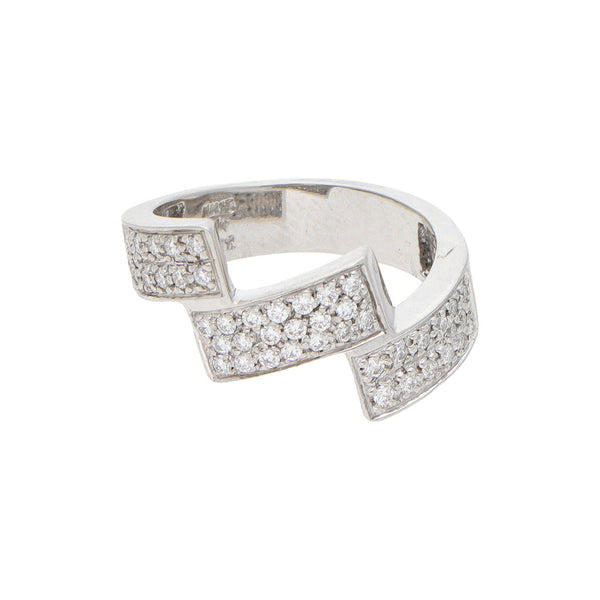 Anillo estilizado con diamantes en oro blanco 14 kilates.