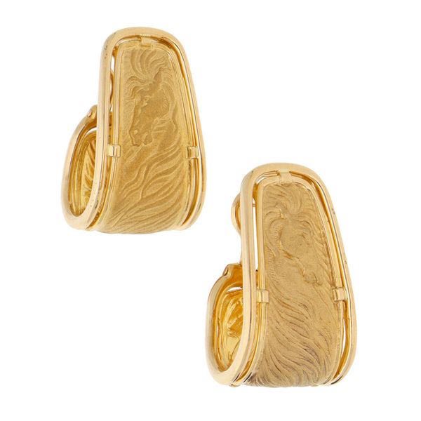 Aretes laminados motivo caballo firma Carrera y Carrera en oro amarillo 18 kilates.