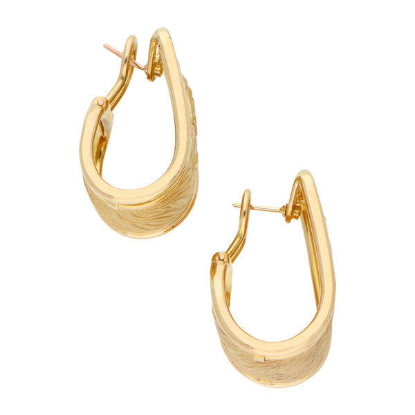 Aretes laminados motivo caballo firma Carrera y Carrera en oro amarillo 18 kilates.