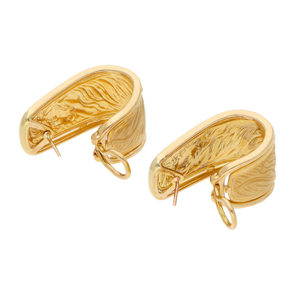 Aretes laminados motivo caballo firma Carrera y Carrera en oro amarillo 18 kilates.