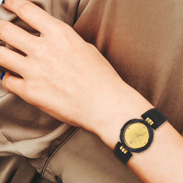 Reloj Carrera y Carrera para dama caja en titanio vistas oro amarillo 18 kilates.
