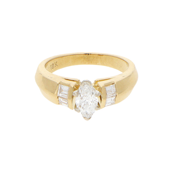 Anillo estilizado con diamantes en oro amarillo 18 kilates.