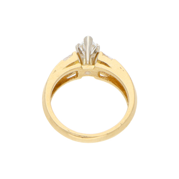 Anillo estilizado con diamantes en oro amarillo 18 kilates.