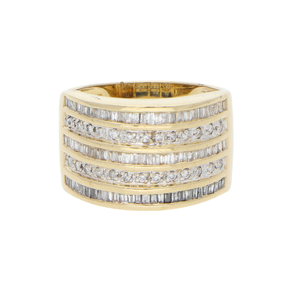 Anillo estilizado con diamantes en oro amarillo 14 kilates.