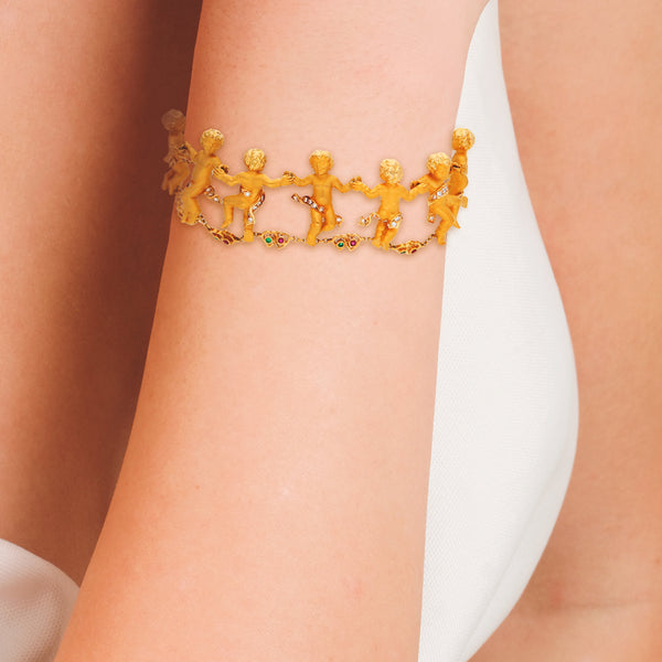 Pulsera eslabón combinado motivo niños con diamantes y gemas firma Carrera y Carrera en oro amarillo 18 kilates.