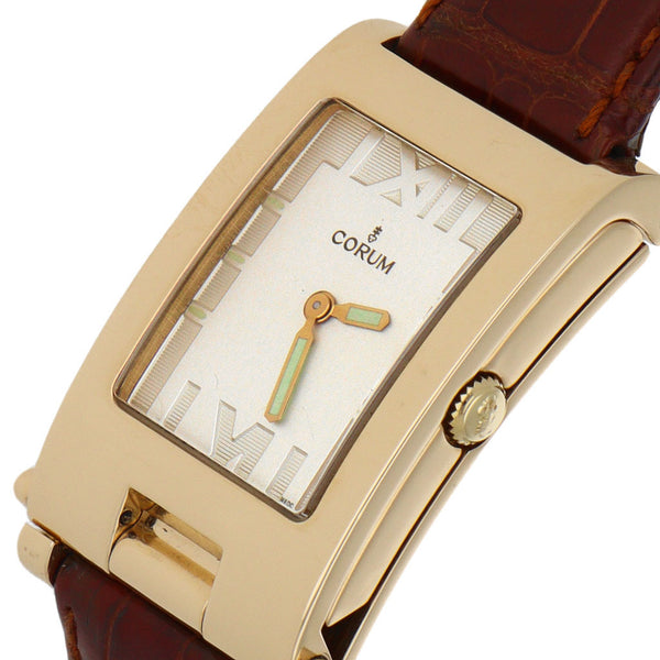 Reloj Corum para caballero/unisex modelo Tabogan caja en oro amarillo 18 kilates.