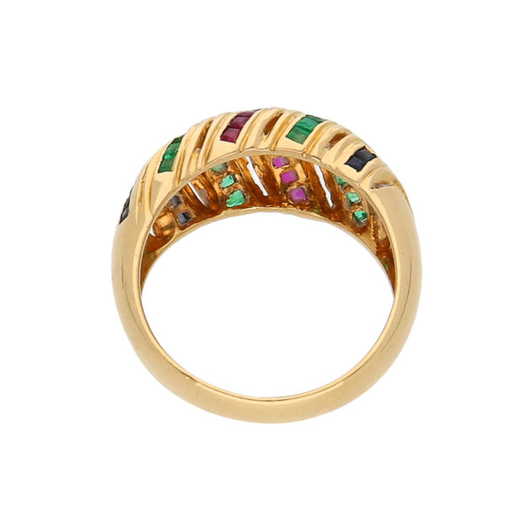 Anillo calado con diamantes, esmeraladas, rubíes y zafiros en oro amarillo 18 kilates.