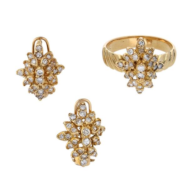 Juego de anillo y aretes estilizados con diamantes en oro amarillo 14 kilates.