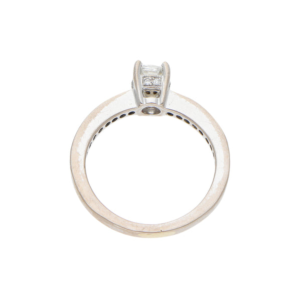 Anillo estilizado con diamantes en oro blanco 18 kilates.