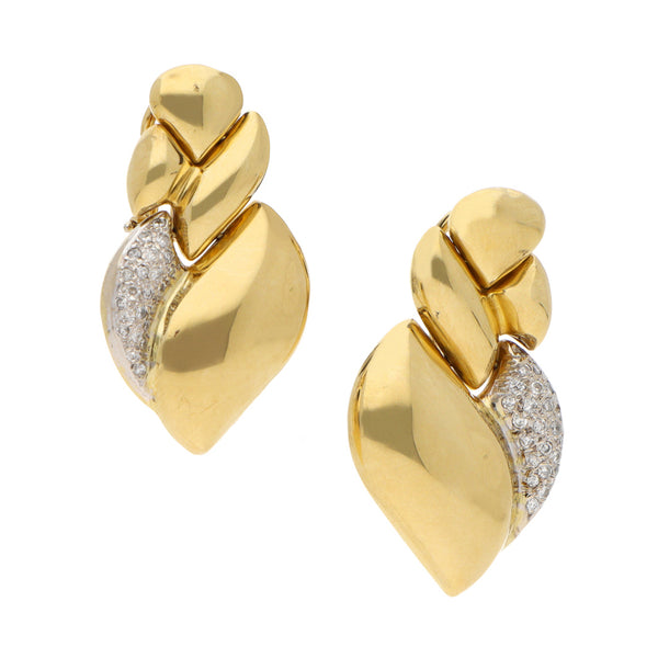 Aretes huecos con diamantes en oro amarillo 18 kilates.