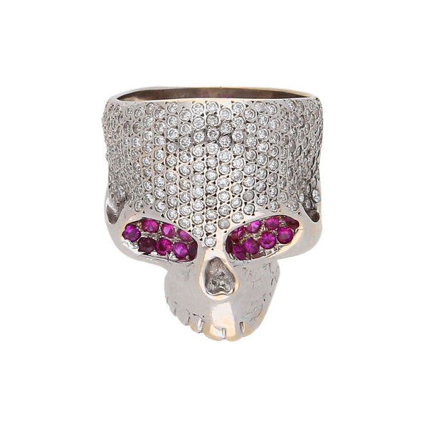 Anillo estilizado motivo calavera con diamantes y rubíes en oro blanco 18 kilates.