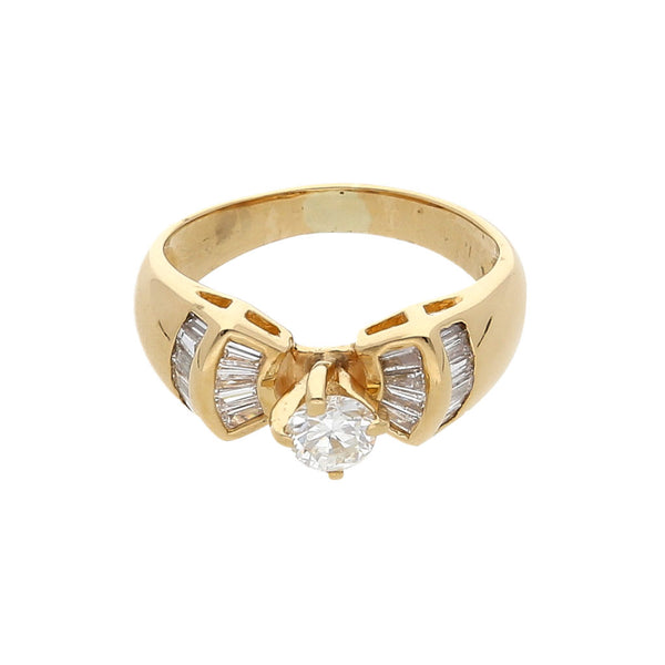 Anillo estilizado con diamantes en oro amarillo 18 kilates.