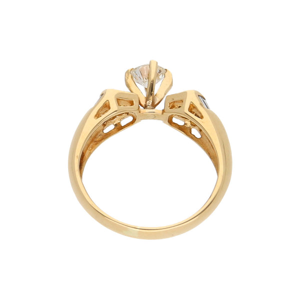 Anillo estilizado con diamantes en oro amarillo 18 kilates.