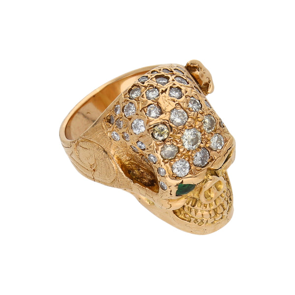 Anillo diseño especial motivo calavera con diamantes, esmeraldas y sintéticos en oro amarillo 18 kilates.