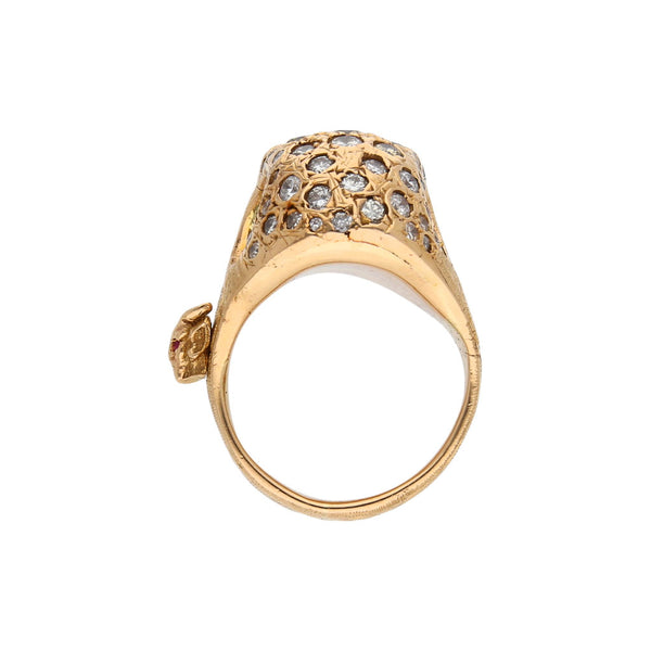 Anillo diseño especial motivo calavera con diamantes, esmeraldas y sintéticos en oro amarillo 18 kilates.