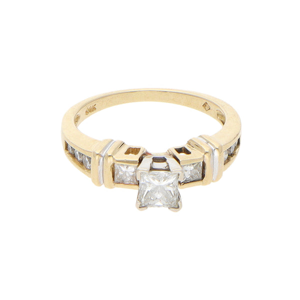 Anillo estilizado con diamantes en oro amarillo 14 kilates.