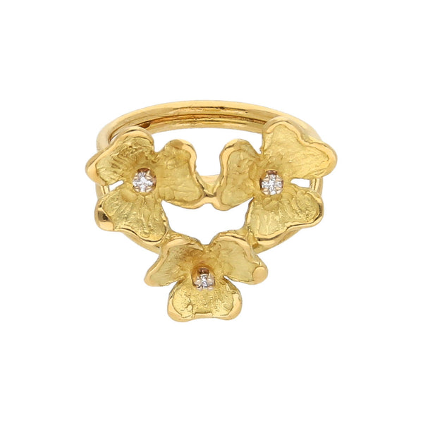 Anillo estilizado motivo floral con diamantes en oro amarillo 18 kilates.