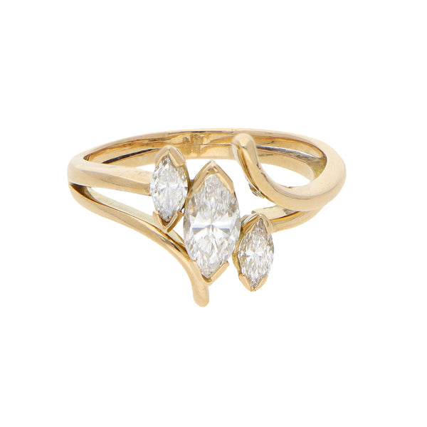 Anillo estilizado con diamantes en oro amarillo 14 kilates.