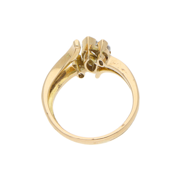 Anillo estilizado con diamantes en oro amarillo 14 kilates.