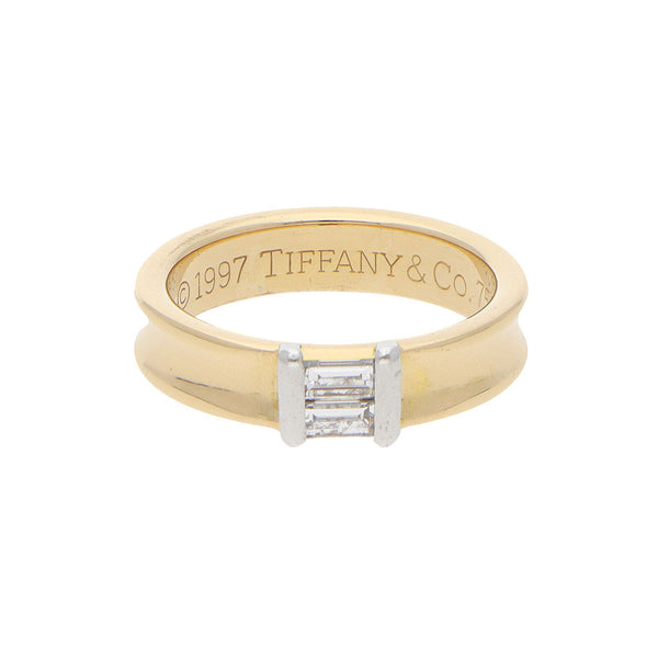 Anillo diseño especial con diamantes firma Tiffany & Co en oro amarillo 18 kilates.