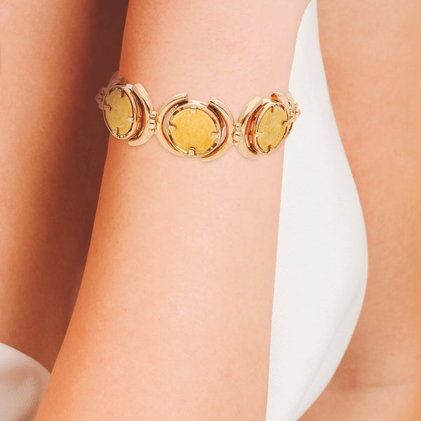 Pulsera eslabón articulado con siete monedas de dos y medio pesos en oro mexicano 21.6 kilates en oro amarillo 18 kilates.