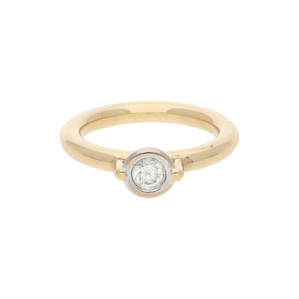 Anillo estilizado con diamante en oro amarillo 14 kilates.