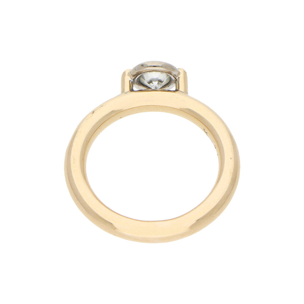 Anillo estilizado con diamante en oro amarillo 14 kilates.