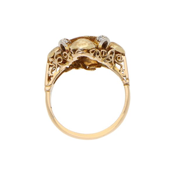 Anillo calado con diamantes y sintéticos en oro amarillo 14 kilates.