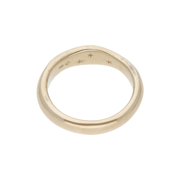 Anillo liso en oro blanco 18 kilates.