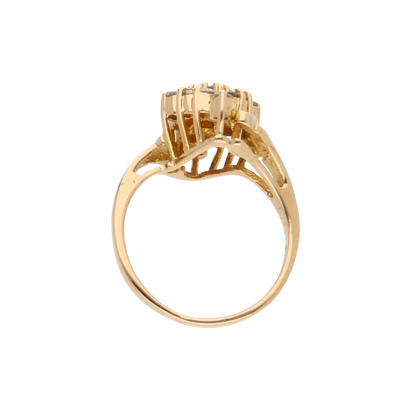 Anillo estilizado con diamantes en oro amarillo 14 kilates.