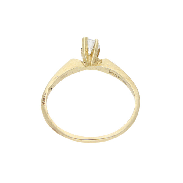 Anillo solitario con diamante en oro amarillo 10 kilates.