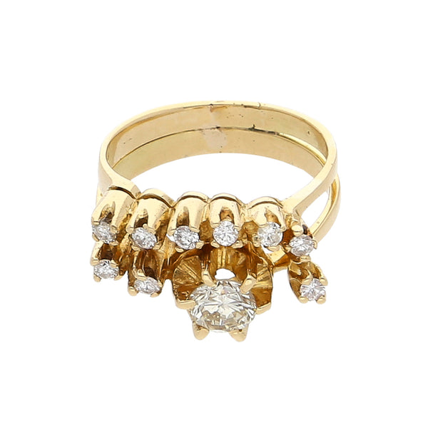 Anillo estilizado con diamantes en oro amarillo 18 kilates.