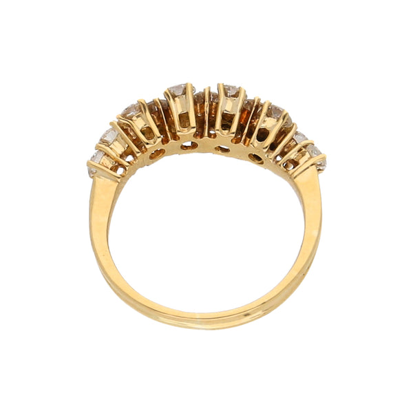 Anillo estilizado con diamantes en oro amarillo 18 kilates.