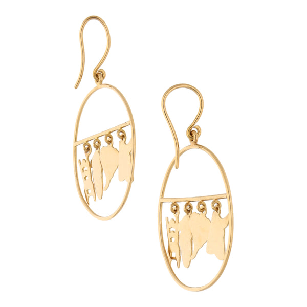 Aretes calados motivo aro con colgantes y esmalte en oro amarillo 18 kilates.