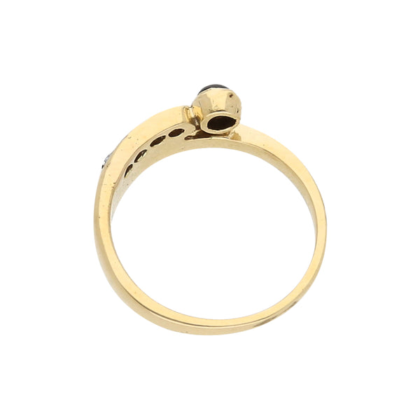 Anillo estilizado con circonias y zafiro en oro amarillo 14 kilates.