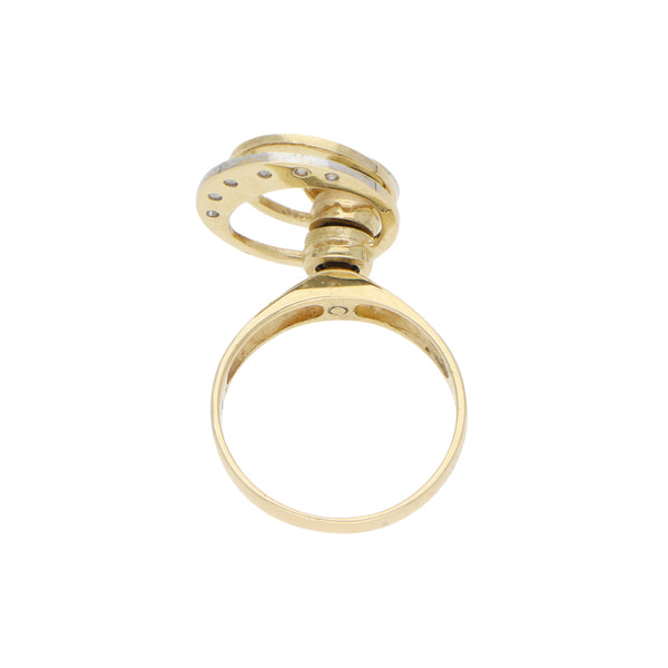 Anillo estilizado con aplicaciones giratorias con diamantes en oro amarillo 14 kilates.