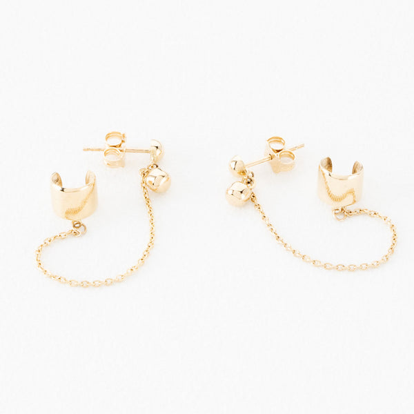 Aretes dobles con cadena diseño especial en oro amarillo 14 kilates.